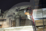 Milano Centrale. Uomo si arrampica sulla facciata della stazione. 