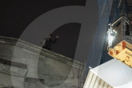 Milano Centrale. Uomo si arrampica sulla facciata della stazione. 