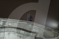 Milano Centrale. Uomo si arrampica sulla facciata della stazione. 