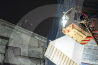 Milano Centrale. Uomo si arrampica sulla facciata della stazione. 