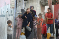 Displaced Palestinian children in shelter