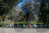 Milanesi in pausa pranzo ai Giardini Montanelli