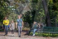 Milanesi in pausa pranzo ai Giardini Montanelli