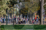 Milanesi in pausa pranzo ai Giardini Montanelli