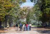 Milanesi in pausa pranzo ai Giardini Montanelli