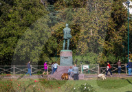 Milanesi in pausa pranzo ai Giardini Montanelli