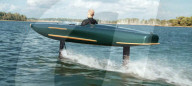 Le Pegasus est un hydroptère électrique, conçu en fibre de carbone