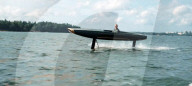 Le Pegasus est un hydroptère électrique, conçu en fibre de carbone
