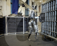 Robot does factory work autonomously