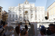 Fontana di Trevi chiusa per lavori di restauro, una piscina per le monetine