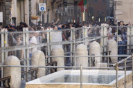 Fontana di Trevi chiusa per lavori di restauro, una piscina per le monetine