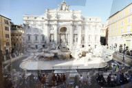 Fontana di Trevi chiusa per lavori di restauro, una piscina per le monetine