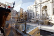 Fontana di Trevi chiusa per lavori di restauro, una piscina per le monetine