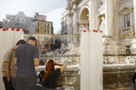 Fontana di Trevi chiusa per lavori di restauro, una piscina per le monetine