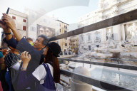 Fontana di Trevi chiusa per lavori di restauro, una piscina per le monetine