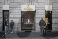 Milano, via Montenapoleone vandalizzate le vetrine di due gioiellerie Omega e Damiani