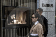 Milano, via Montenapoleone vandalizzate le vetrine di due gioiellerie Omega e Damiani