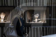 Milano, via Montenapoleone vandalizzate le vetrine di due gioiellerie Omega e Damiani