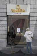 Milano, via Montenapoleone vandalizzate le vetrine di due gioiellerie Omega e Damiani