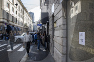 Milano, via Montenapoleone vandalizzate le vetrine di due gioiellerie Omega e Damiani