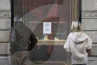 Milano, via Montenapoleone vandalizzate le vetrine di due gioiellerie Omega e Damiani