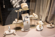 Milano, via Montenapoleone vandalizzate le vetrine di due gioiellerie Omega e Damiani