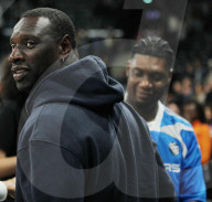 Les célébrités assistent à la victoire du club Paris Basketball face au Baskonia Vitoria (67-65) à l'Adidas Arena à Paris