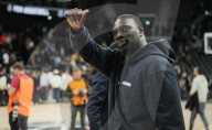 Les célébrités assistent à la victoire du club Paris Basketball face au Baskonia Vitoria (67-65) à l'Adidas Arena à Paris