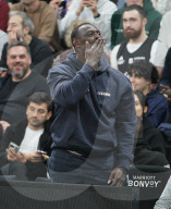 Les célébrités assistent à la victoire du club Paris Basketball face au Baskonia Vitoria (67-65) à l'Adidas Arena à Paris