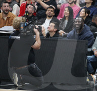 Les célébrités assistent à la victoire du club Paris Basketball face au Baskonia Vitoria (67-65) à l'Adidas Arena à Paris