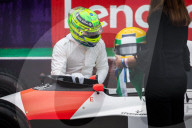 Lewis Hamilton rend hommage à Ayrton Senna en faisant quelques tours de piste au volant de sa la McLaren de 1990 avant le Grand Prix de F1 du Brésil à Sao Paulo