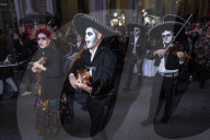 Milano Piazza Duomo. Parata per il Dia de los Muertos