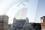 Frecce Tricolori  per  la festa delle Forze Armate