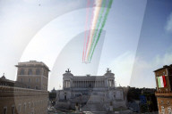 Frecce Tricolori  per  la festa delle Forze Armate
