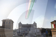 Frecce Tricolori  per  la festa delle Forze Armate