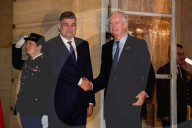Le premier ministre Michel Barnier accueille Marcel Ciolacu, premier ministre de la Roumanie, pour un dîner d'état à l'hôtel de Matignon à Paris