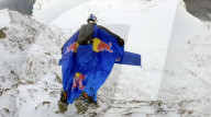 Peter Salzmann a établi de nouveaux records du monde avec un vol en wingsuit foil sur la montagne suisse de la Jungfrau