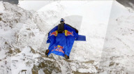 Peter Salzmann a établi de nouveaux records du monde avec un vol en wingsuit foil sur la montagne suisse de la Jungfrau