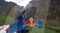 Peter Salzmann a établi de nouveaux records du monde avec un vol en wingsuit foil sur la montagne suisse de la Jungfrau