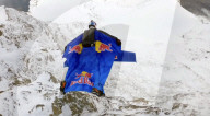 Peter Salzmann a établi de nouveaux records du monde avec un vol en wingsuit foil sur la montagne suisse de la Jungfrau