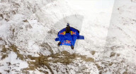 Peter Salzmann a établi de nouveaux records du monde avec un vol en wingsuit foil sur la montagne suisse de la Jungfrau
