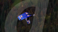 Peter Salzmann a établi de nouveaux records du monde avec un vol en wingsuit foil sur la montagne suisse de la Jungfrau