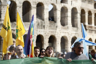Roma - Iniziativa di Legambiente Urlo per il Clima davanti al Colosseo