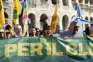 Roma - Iniziativa di Legambiente Urlo per il Clima davanti al Colosseo