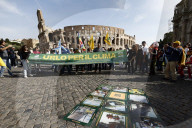 Roma - Iniziativa di Legambiente Urlo per il Clima davanti al Colosseo