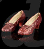 Une paire de pantoufles rubis portées par Judy Garland dans le film classique Le Magicien d'Oz devrait rapporter des millions aux enchères