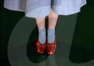 Une paire de pantoufles rubis portées par Judy Garland dans le film classique Le Magicien d'Oz devrait rapporter des millions aux enchères