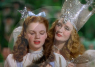 Une paire de pantoufles rubis portées par Judy Garland dans le film classique Le Magicien d'Oz devrait rapporter des millions aux enchères