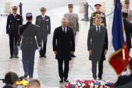 Prime Minister Kier Starmer lays a wreath at l'Arc de triomphe