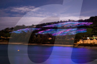 FEATURE - Eine Lichtausstellung mit dem Titel Field of Light erhellt den Himmel über Salcombe, Devon